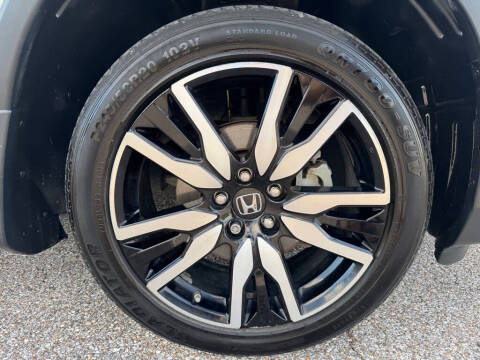 2019 Honda Pilot Touring w/Rear Captain's Chairs