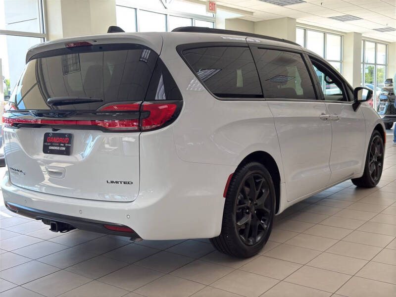 2027 Chrysler Pacifica Limited