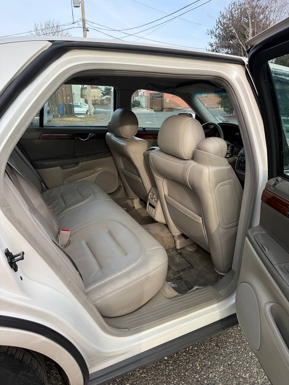 White 2001 Cadillac DeVille Base 4dr Sedan 10