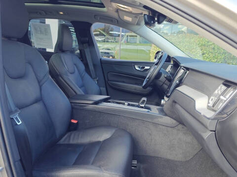 2025 Volvo XC60 B5 Plus Dark Theme