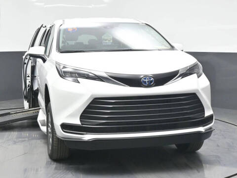 2025 Toyota Sienna LE 8-Passenger