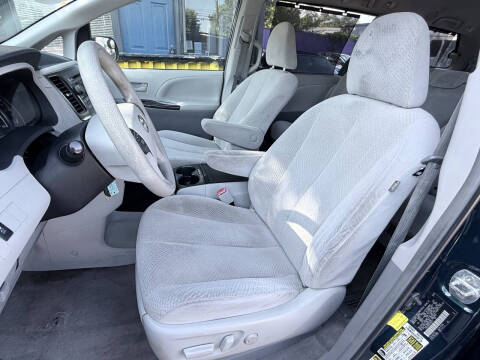 2012 Toyota Sienna LE 8-Passenger