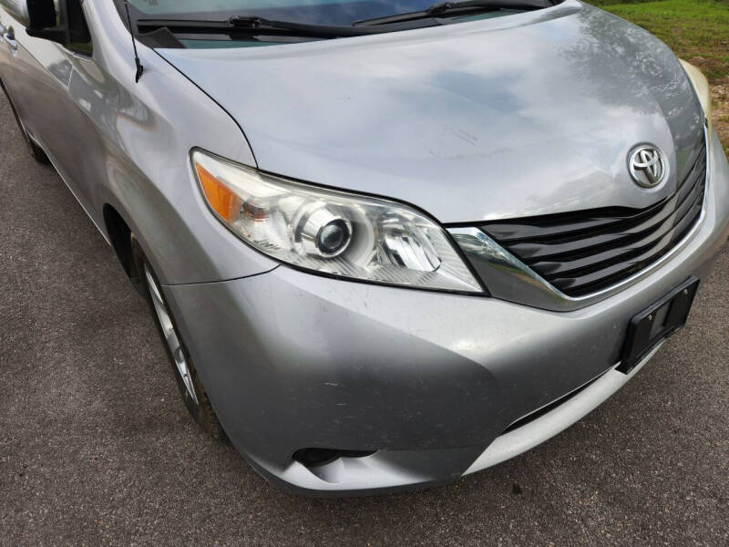 2013 Toyota Sienna L photo 3