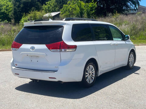 2014 Toyota Sienna XLE 8-Passenger