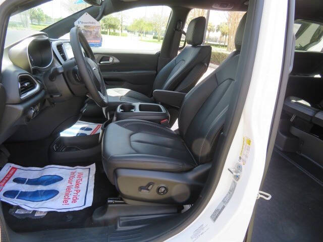 2025 Chrysler Voyager LX