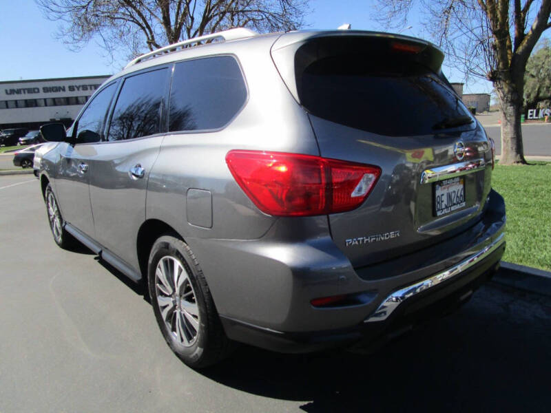 2019 Nissan Pathfinder SV