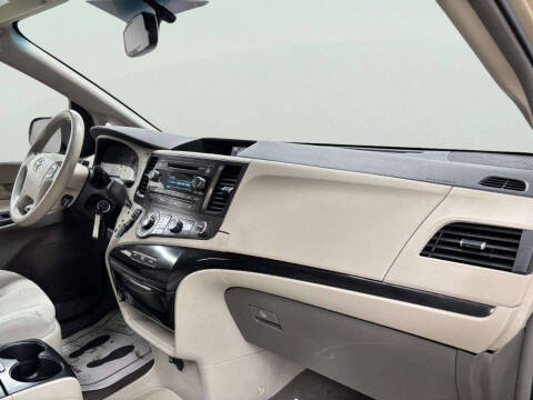 2012 Toyota Sienna LE 8-Passenger