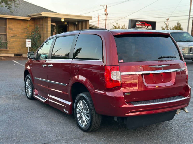 2015 Chrysler Town and Country Touring-L