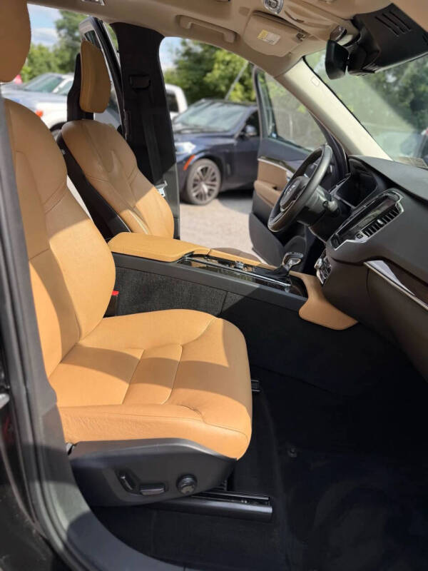 2016 Volvo XC90 T6 Momentum