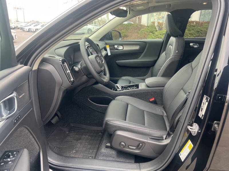 2025 Volvo XC40 B5 Ultra Dark Theme