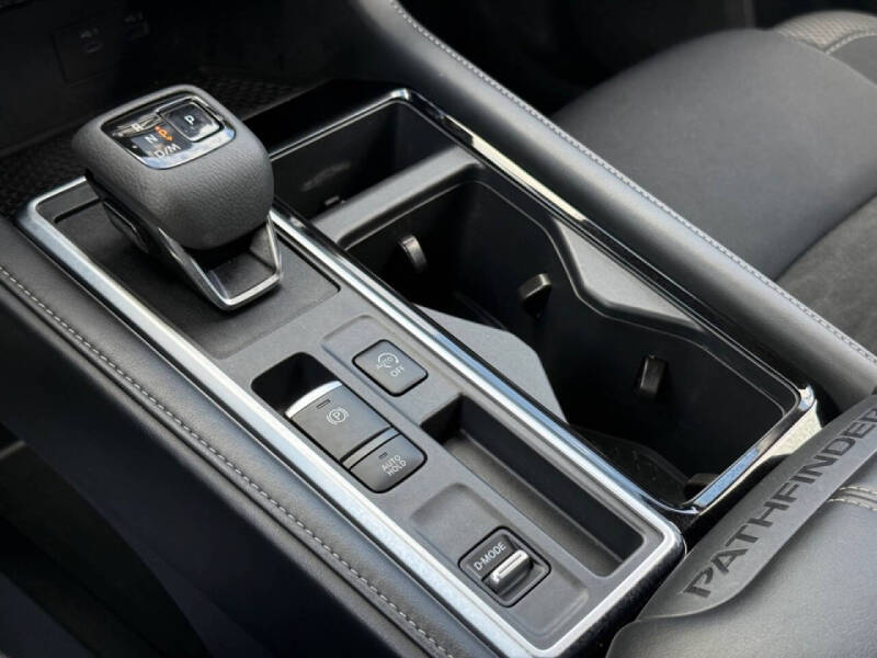 2025 Nissan Pathfinder SV