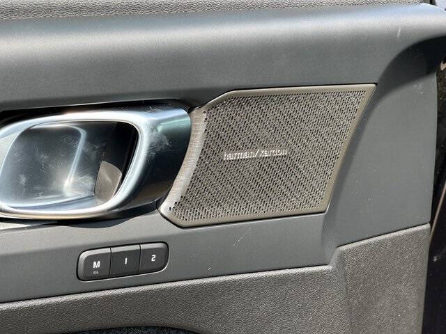 2025 Volvo XC40 B5 Ultra Bright Theme