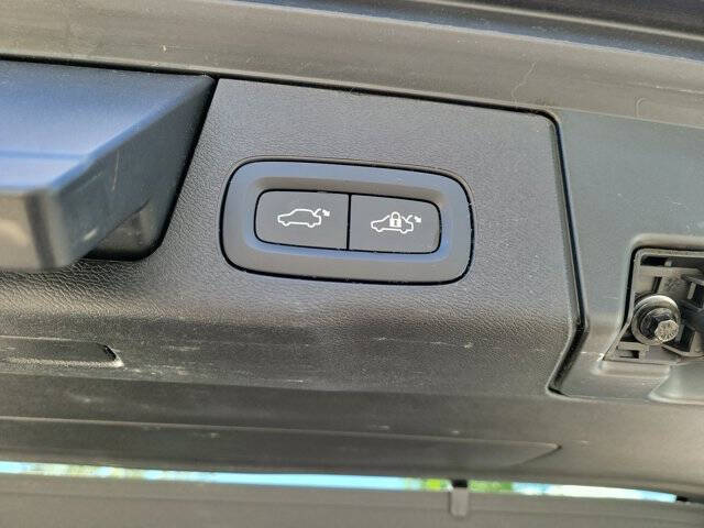 2024 Volvo XC60 B5 Core Dark Theme