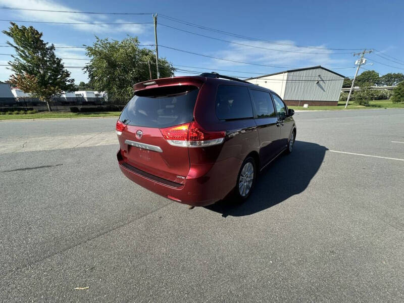 2013 Toyota Sienna XLE 8-Passenger