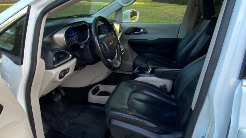 2020 Chrysler Pacifica Touring L photo 13