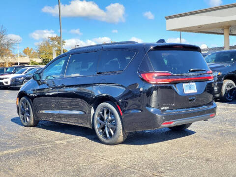 2026 Chrysler Pacifica Select