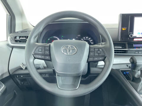 2025 Toyota Sienna LE 8-Passenger