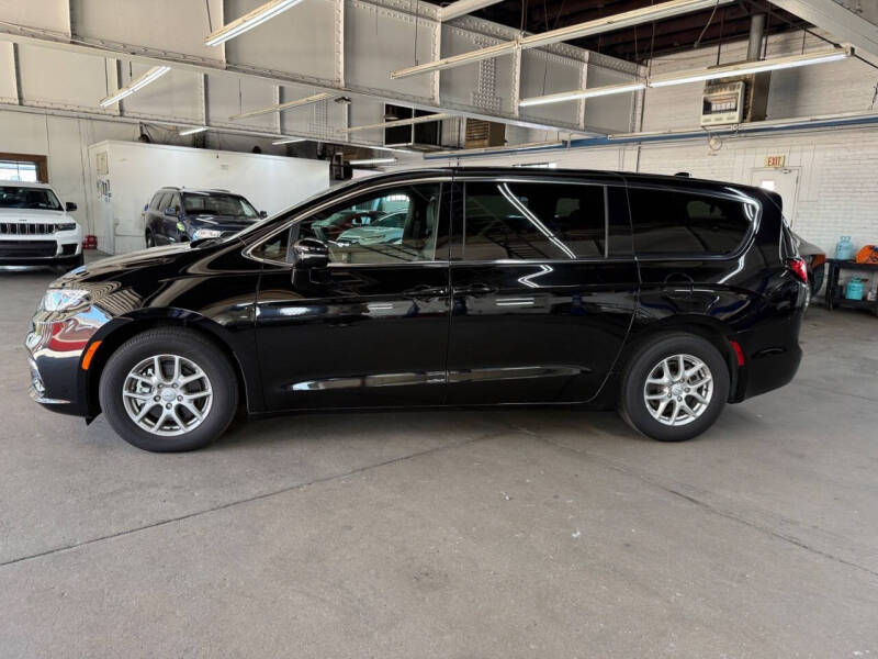 2025 Chrysler Pacifica Select