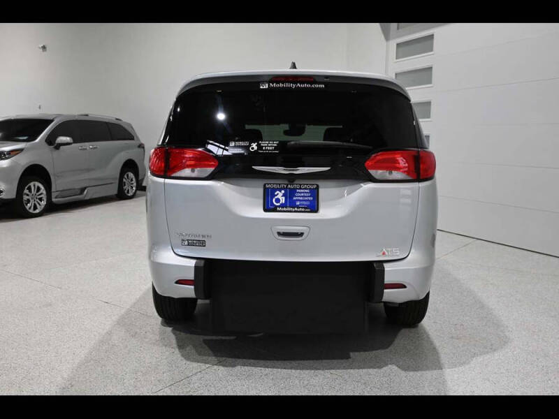 2024 Chrysler Voyager LX