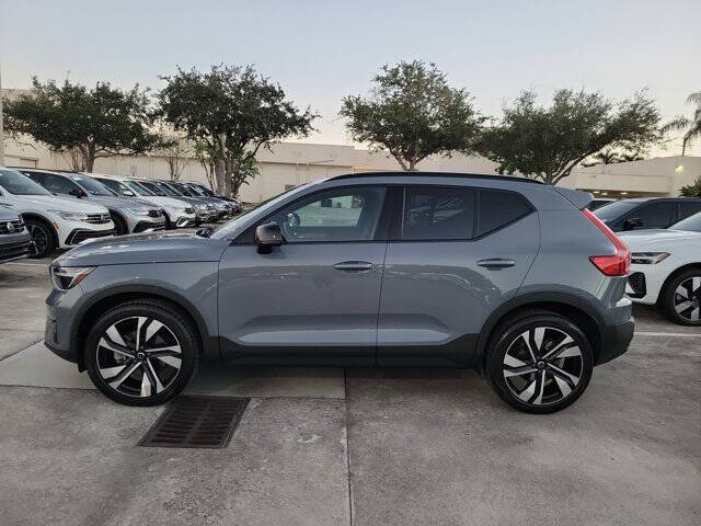 2023 Volvo XC40 B5 Plus Dark Theme