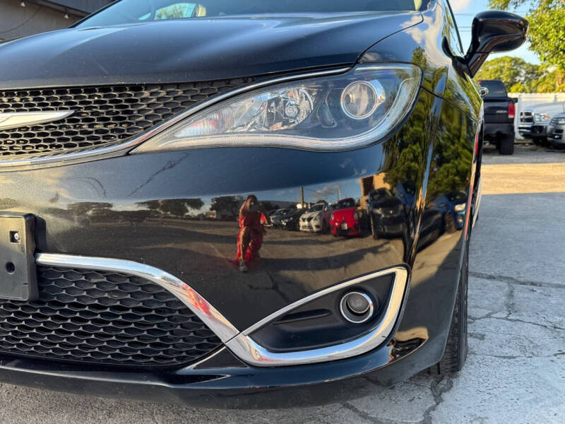 2017 Chrysler Pacifica Touring-L photo 12