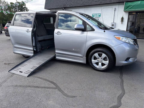 2011 Toyota Sienna LE 7-Passenger Auto Access Seat