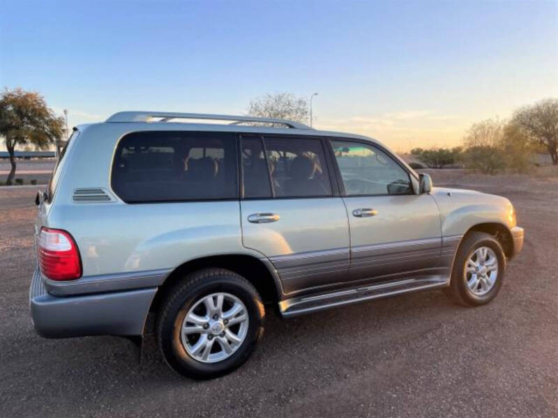 2005 Lexus LX 470's photo