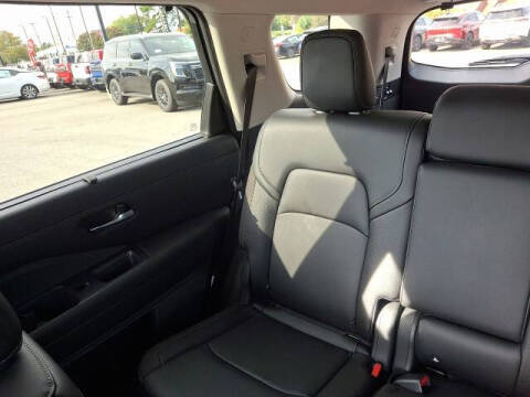 2025 Nissan Pathfinder SL