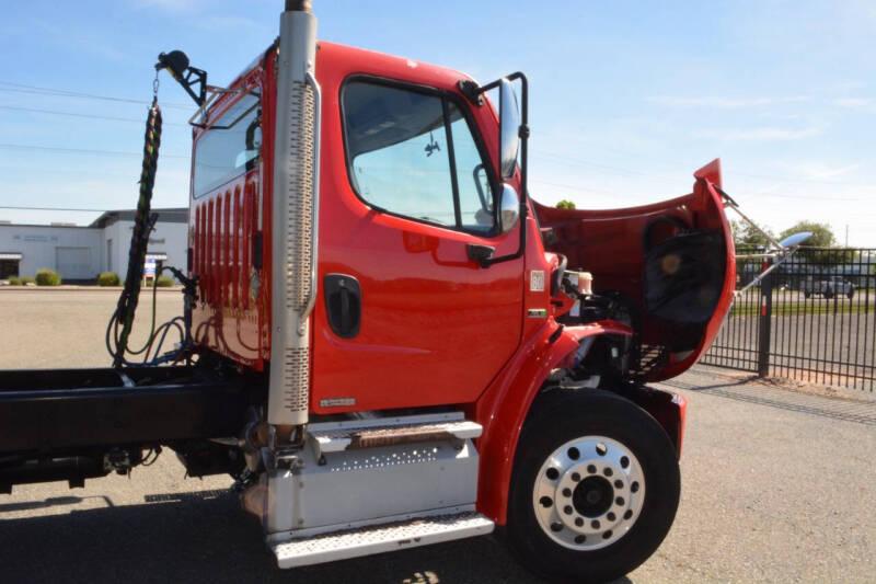 2012 Freightliner M2 106