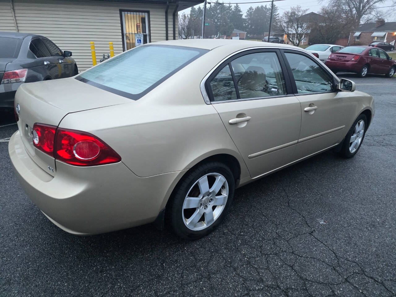 2007 Kia Optima for sale at QUEENSGATE AUTO SALES in York, PA