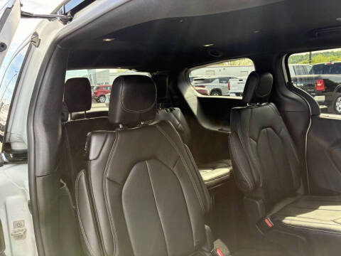 2027 Chrysler Pacifica Select