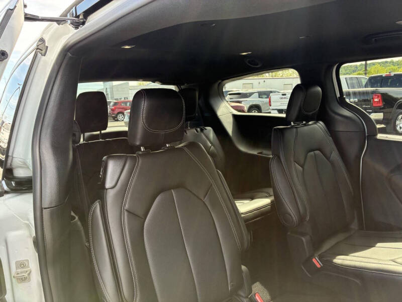 2027 Chrysler Pacifica Select
