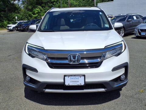 2022 Honda Pilot Touring w/Rear Captain's Chairs