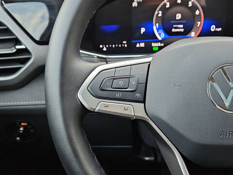 2025 Volkswagen Taos SE Black