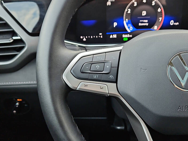 2025 Volkswagen Taos SE Black