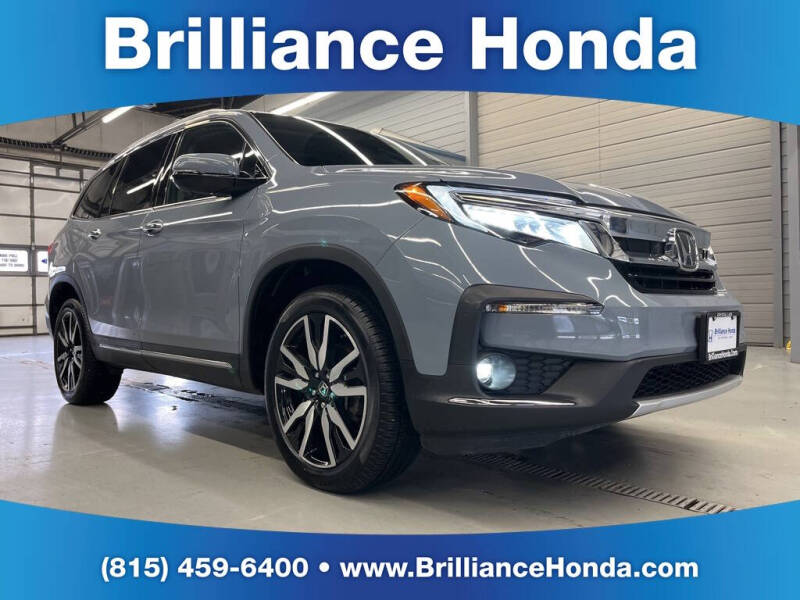 2022 Honda Pilot Touring w/Rear Captain's Chairs