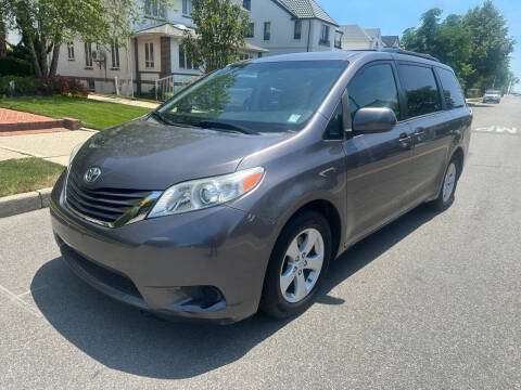 2017 Toyota Sienna LE 8-Passenger