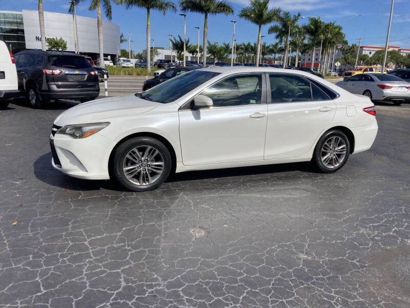 2017 Toyota Camry SE's photo