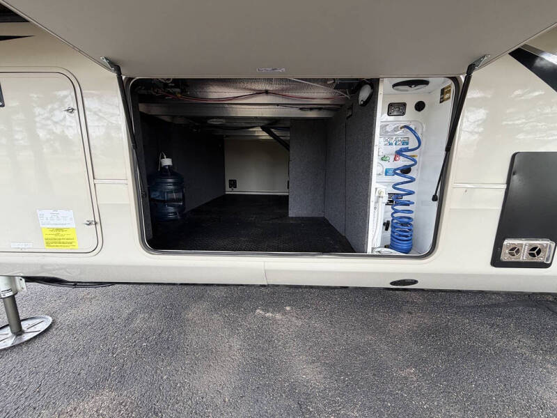 2023 Jayco Pinnacle