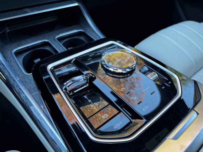 2023 BMW 7 Series 740i