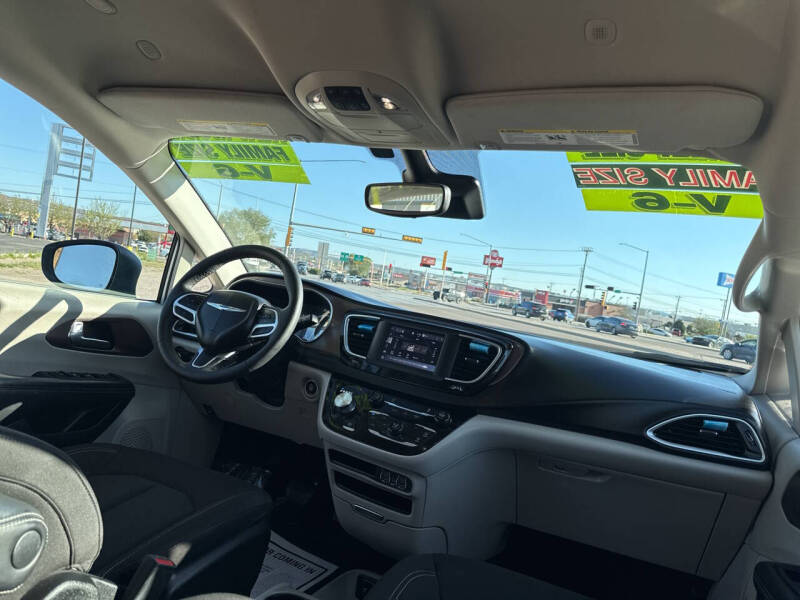 2023 Chrysler Voyager LX