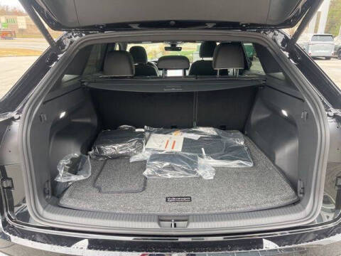 2026 Volkswagen Atlas Cross Sport SEL Premium R-Line 4Motion