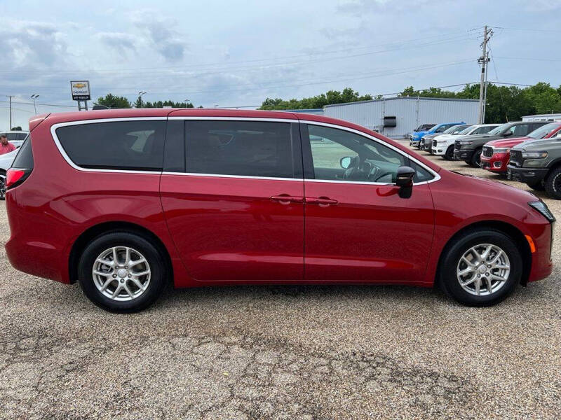 2027 Chrysler Pacifica Select