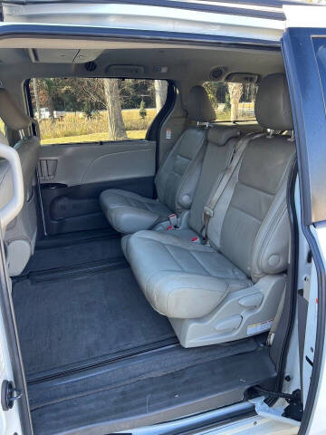 2017 Toyota Sienna XLE 7-Passenger Auto Access Seat