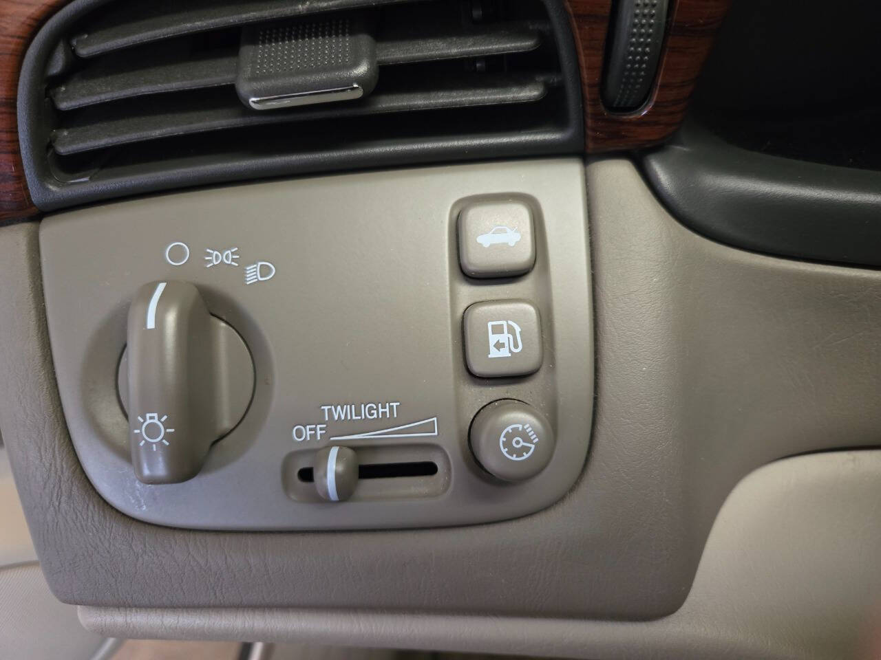2002 Cadillac DeVille 64