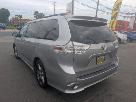 2017 Toyota Sienna SE 8-Passenger