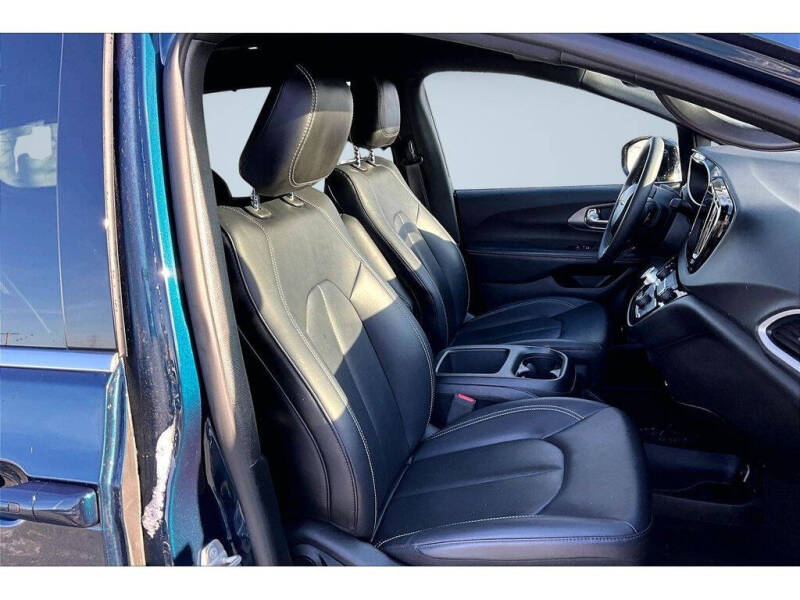 2025 Chrysler Pacifica Select