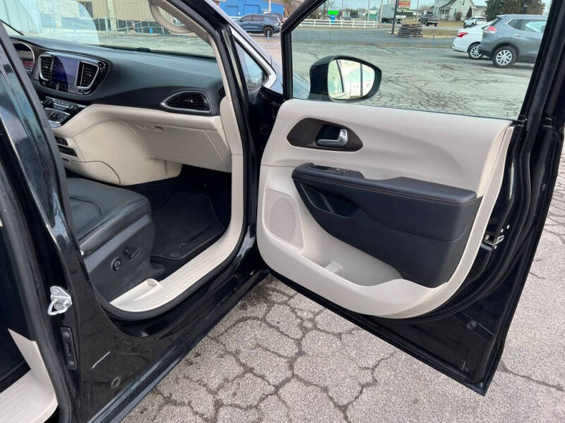 2017 Chrysler Pacifica Touring-L Plus