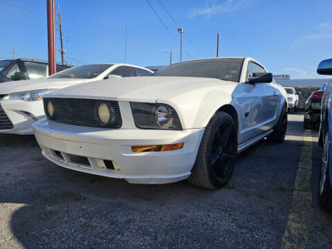 2006 Ford Mustang for sale at HOUSTON SKY AUTO SALES in Houston TX