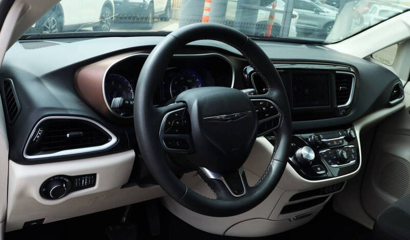 2023 Chrysler Voyager LX